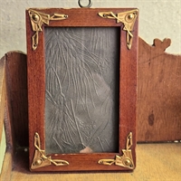 messing-hjoerner-paa-moerk-trae-fotoramme-vintage-billedramme